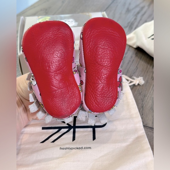 *RARE* Freshly Picked Fringed Soft Soles, “Hello, City!” Hello Kitty w/Box - Picture 6 of 6